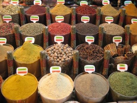 Gewürze und Hülsenfrüchte in Säcken